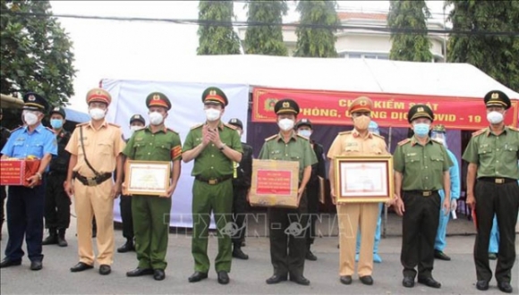 2 Trao Bang Khen Dot Xuat Cua Thu Tuong Chinh Phu Tang Luc Luong Di Dau Chong Dich