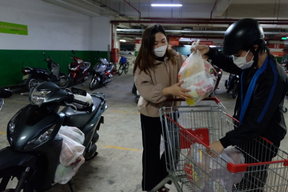 3 Nguoi Dan Quan 7 Mung Ro Di Sieu Thi Quan An Lien Tuc Chot Don Qua App