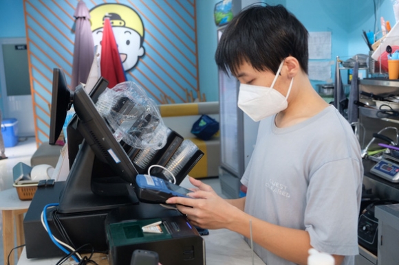 4 Nguoi Dan Quan 7 Mung Ro Di Sieu Thi Quan An Lien Tuc Chot Don Qua App