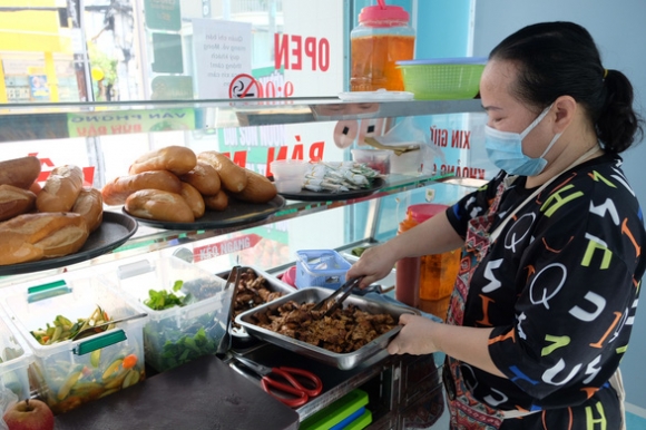 6 Nguoi Dan Quan 7 Mung Ro Di Sieu Thi Quan An Lien Tuc Chot Don Qua App