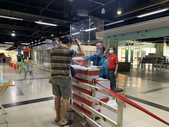 7 Nguoi Dan Quan 7 Mung Ro Di Sieu Thi Quan An Lien Tuc Chot Don Qua App