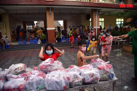 11 Mang Tet Trung Thu Den Voi Thieu Nhi Trong Cac Benh Vien Da Chien Khu Phong Toa