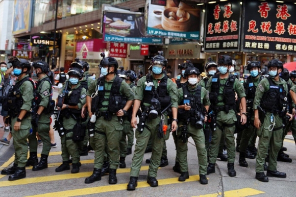 1 Bau Cu O Hong Kong Canh Sat Dong Hon Nguoi Di Bo Phieu