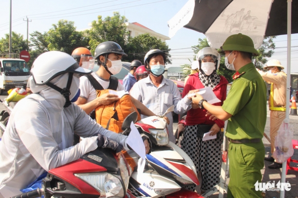 1 Da Nang Chia Nguoi Ben Ngoai Vao Thanh Pho Lam 3 Nhom