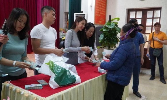 2 Bo Cong An Yeu Cau Sao Ke Tai Khoan Cua Dam Vinh Hung Thuy Tien Tran Thanh
