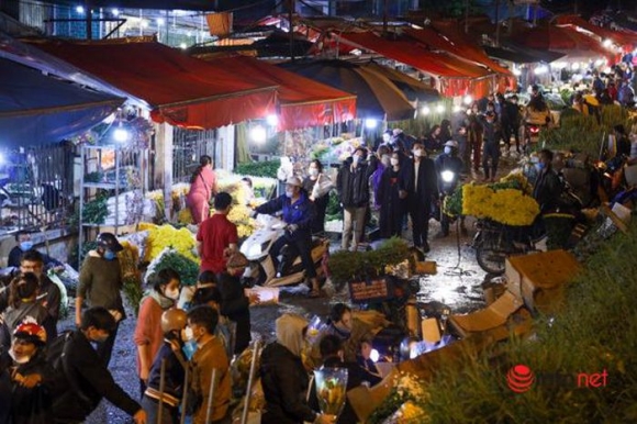 2 Cho Hoa Lon Nhat Ha Noi Dong Nghet Khach Tu To Mo Sang