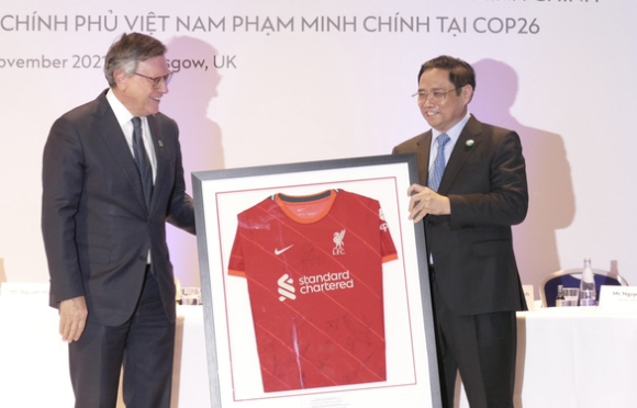 1 Thu Tuong Pham Minh Chinh Doi Thoai Voi Doanh Nghiep Anh Duoc Tang Ao Dau Liverpool