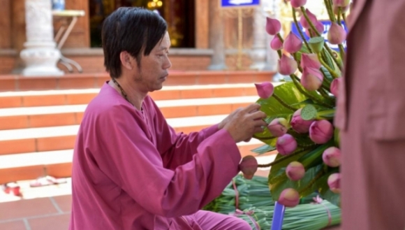 4 Giat Minh Khi Biet Hoai Linh   Ly Hai Ngang Tuoi Nguoi 6 Mui Vam Vo Nguoi Lo Ro Dau Hieu Lao Hoa