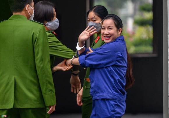 1 Vo Duong Nhue Bi Giam Van Trang Diem Son Mong Tay Do Chot Ra Toa Co Bat Thuong Khong