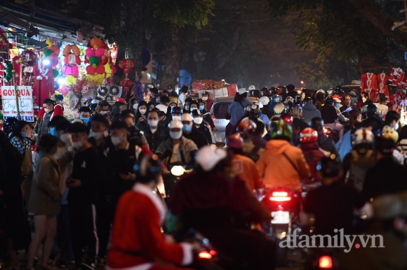 1 Ha Noi Vua Ghi Nhan So F0 Cao Nhat Tu Truoc Den Nay Nguoi Dan Van Do Xo Len Hang Ma Nha Tho Lon Vui Choi Giang Sinh