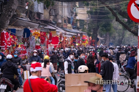 2 Ha Noi Vua Ghi Nhan So F0 Cao Nhat Tu Truoc Den Nay Nguoi Dan Van Do Xo Len Hang Ma Nha Tho Lon Vui Choi Giang Sinh