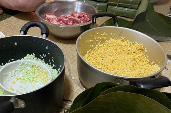 3 Lao Dong Viet O Nuoc Ngoai Goi Banh Chung Don Tet De Nho Ve Que Huong