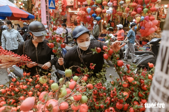 3 Ha Noi Nang Rao Cuoi Tuan Ban Tre Keo Nhau Len Cho Hang Luoc Check In
