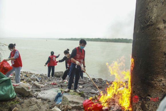 17 Nguoi Dan Ra Ho Tay Cau Long Bien Tha Ca Chep Tien Ong Tao