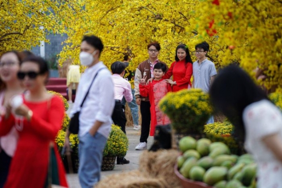 1 Sang Dau Tien Cua Nam Tphcm Nang Dep Nguoi Tre Dien Ao Dai Ra Pho