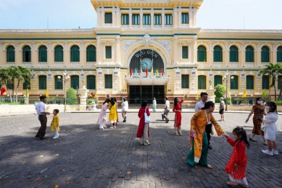 2 Sang Dau Tien Cua Nam Tphcm Nang Dep Nguoi Tre Dien Ao Dai Ra Pho