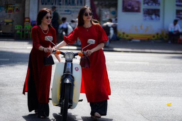 4 Sang Dau Tien Cua Nam Tphcm Nang Dep Nguoi Tre Dien Ao Dai Ra Pho