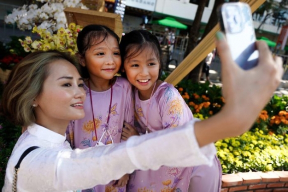 7 Sang Dau Tien Cua Nam Tphcm Nang Dep Nguoi Tre Dien Ao Dai Ra Pho