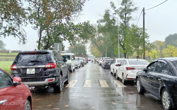 2 Du Khach Doi Mua Du Xuan Hue