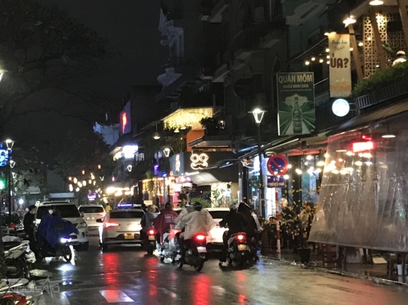 6 Du Khach Doi Mua Du Xuan Hue