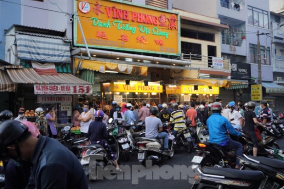 1 Xep Hang Mua Heo Cung Vit Quay Ngay Via Than Tai