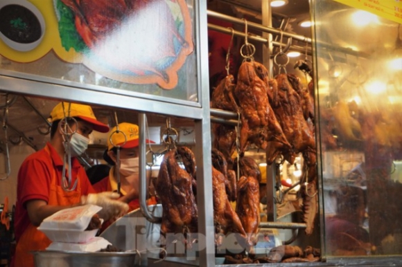 2 Xep Hang Mua Heo Cung Vit Quay Ngay Via Than Tai