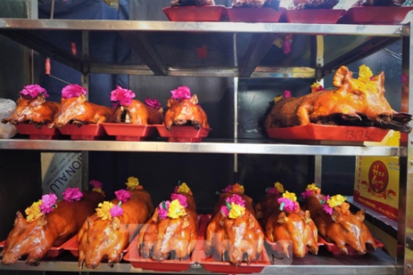 3 Xep Hang Mua Heo Cung Vit Quay Ngay Via Than Tai