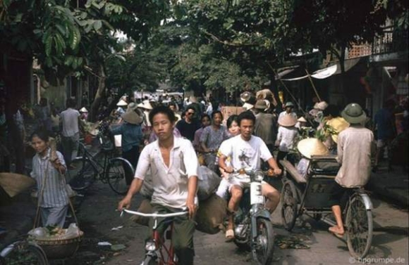 1 Giao Thong Ha Noi Nam 1991 Qua Ong Kinh Nhiep Anh Gia Duc