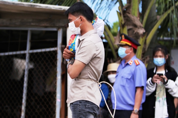 5 Vu Cha Nem Con Gai Xuong Song Chau Van Om Bup Be Tay Con Cam Binh Sua