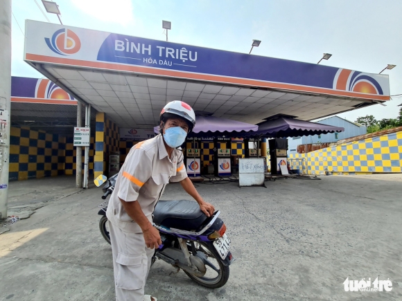 1 Tphcm Nguoi Dan Dat Xe Long Vong Vi Het Xang Con Dau