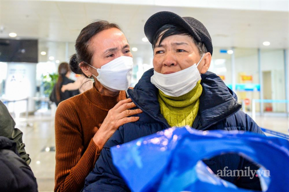 2 Dong Bao Ve Tu Ukraine Khoc Nuc No Khi Vua Dat Chan Xuong San Bay Noi Bai