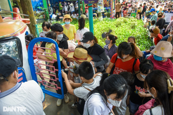 7 Cong Vien Ha Noi Dong Nguoi Kin Dac Bo Me Cong Con Met Pho
