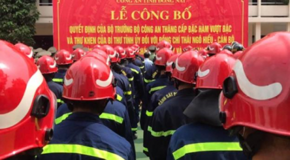 1 Trao Quyet Dinh Thang Quan Ham Vuot Cap Cho Trung Uy Canh Sat Cuu 4 Nguoi