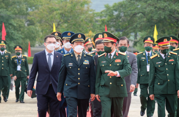 1 Bo Truong Bo Quoc Phong Trung Quoc Tham Tang Qua Hoc Sinh Vung Bien Gioi Viet Nam