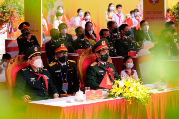 3 Bo Truong Bo Quoc Phong Trung Quoc Tham Tang Qua Hoc Sinh Vung Bien Gioi Viet Nam
