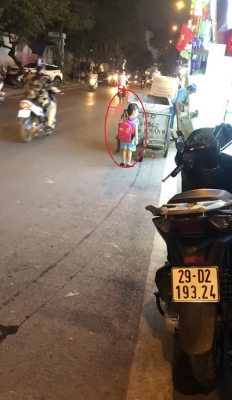 2 Ha Noi Be Gai 4 Tuoi Leo Deo Theo Nguoi Bo Lao Cong Di Gom Rac Trong Dem