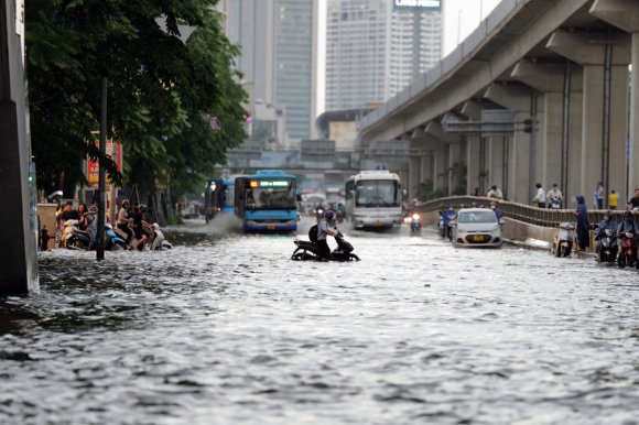 1 5 Ly Do Khien Ha Noi Ngap Khi Mua Lon