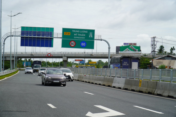 1 Luong Xe Tren Cao Toc Trung Luong   My Thuan Sap Dat Muc Du Bao Cua Nam 2025