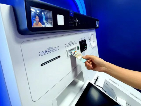 1 Lo Ngai Tang Phi Khi Giao Dich Atm Bang Can Cuoc Cong Dan