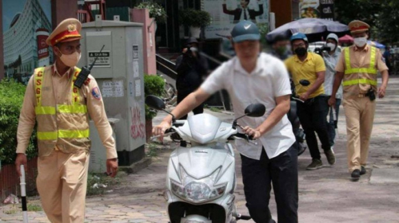 1 Csgt Co Quyen Gui Thong Bao Ve Co Quan Khi Cong Chuc Vi Pham Giao Thong