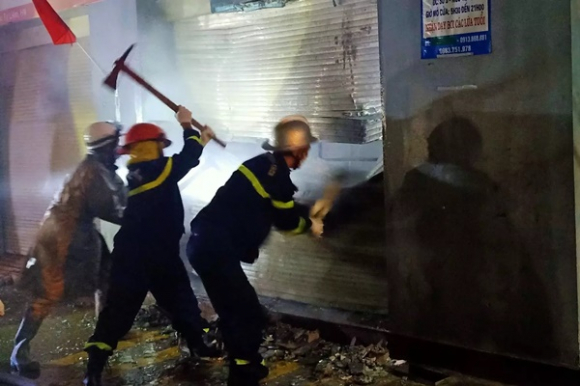 1 Pha Cua Can Nha Dang Boc Chay O Ha Noi Cuu 4 Nguoi Mac Ket