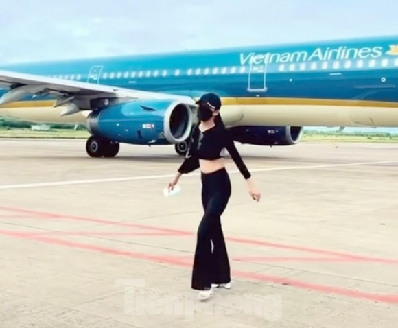 2 Cuc Hang Khong Vao Cuoc Xac Minh Nu Hanh Khach Tien Sat May Bay Quay Video