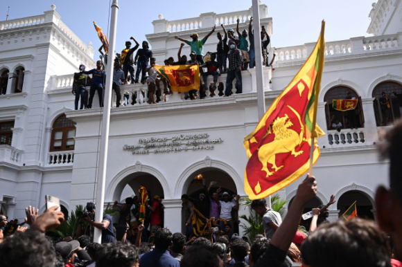 2 Sri Lanka Chim Sau Trong Khung Hoang Tong Thong Bo Chay Nguoi Bieu Tinh Doi Thu Tuong Tu Chuc