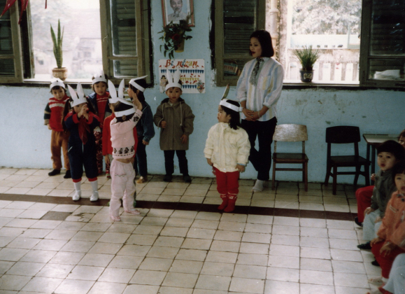 4 Loat Anh Mot Thoi De Nho Ve Tre Em Ha Noi Hau Bao Cap