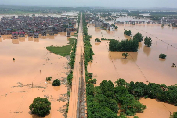 2 Trung Quoc Doi Pho Voi Mua He Khac Nghiet