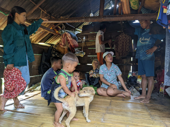 1 Lu Bun Vui Lap Nha Cua Nguoi Dan Ngong Dat Tai Dinh Cu