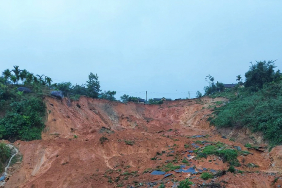 2 Lu Bun Vui Lap Nha Cua Nguoi Dan Ngong Dat Tai Dinh Cu