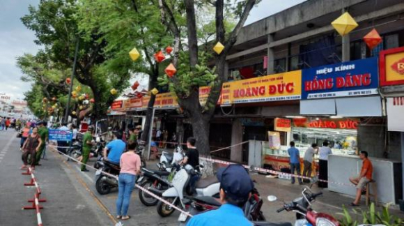 1 Doi Tuong Dung Sung Ak Xong Vao 2 Tiem Vang O Hue La Can Bo Trai Giam