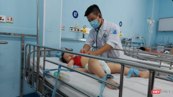 3 Nhan Vien Y Te Cong Tiep Tuc Lan Song Nghi Viec Roi Khoi Nganh Y