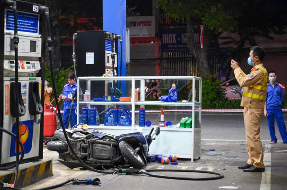 8 Nguoi Xe Nam La Liet Sau Khoanh Khac Oto Lao Vao Cay Xang O Ha Noi